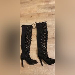 Qupid womens 7.5 faux black suede laser cut knee high boots lace & zip up heels